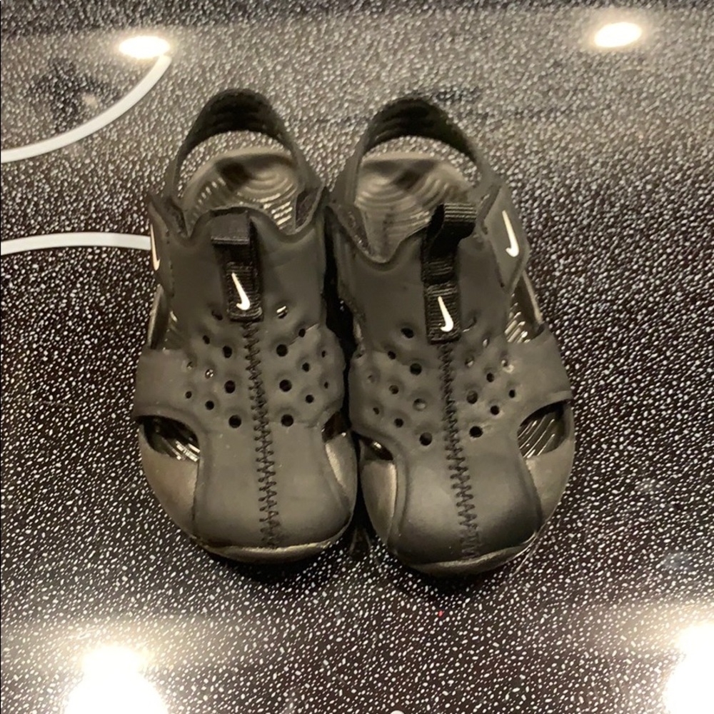 Nike toddler boy sandals. 7C